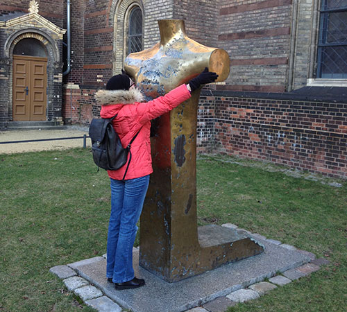 Anja Winter tastet das Bonhoeffer-Denkmal am Zionskirchplatz